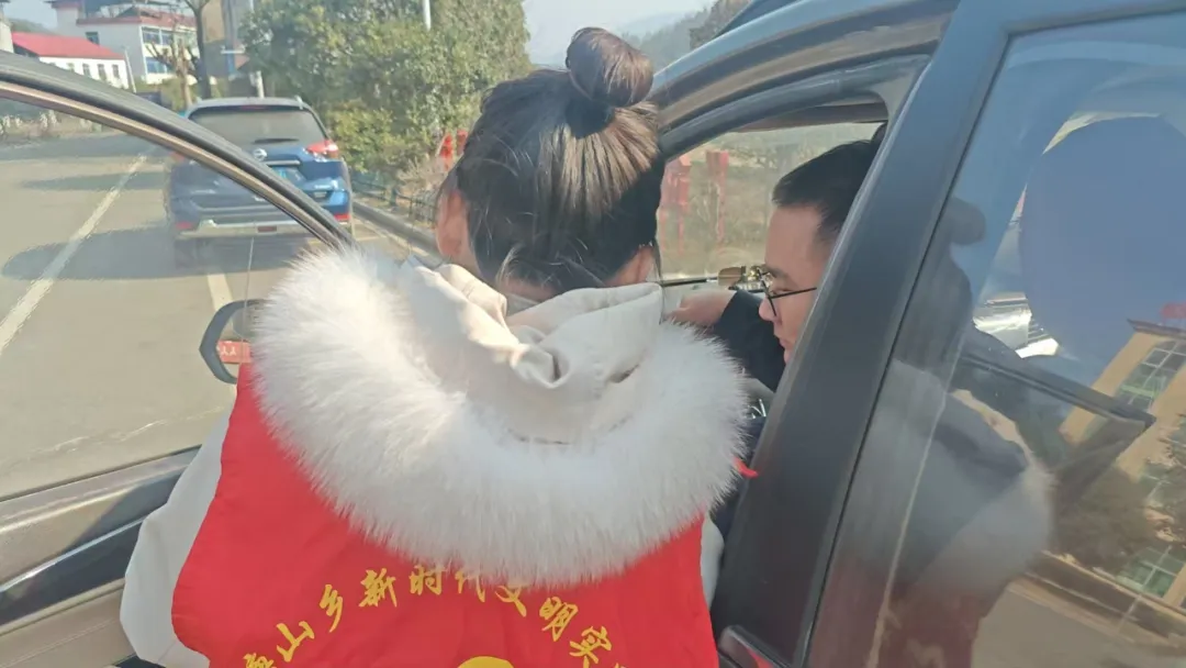 【标准化规范化建设】塘山乡：“两站两员”入户宣传交通法，筑牢回乡人员安全防线